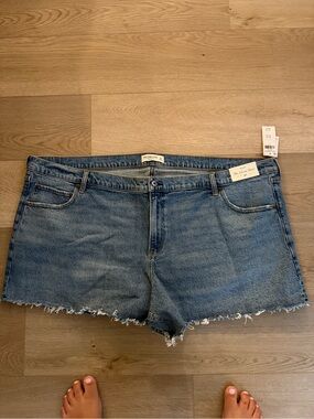 NWT Abercrombie & Fitch A-Line Mid-Rise Medium Wash Denim Shorts Size 37/24 Plus